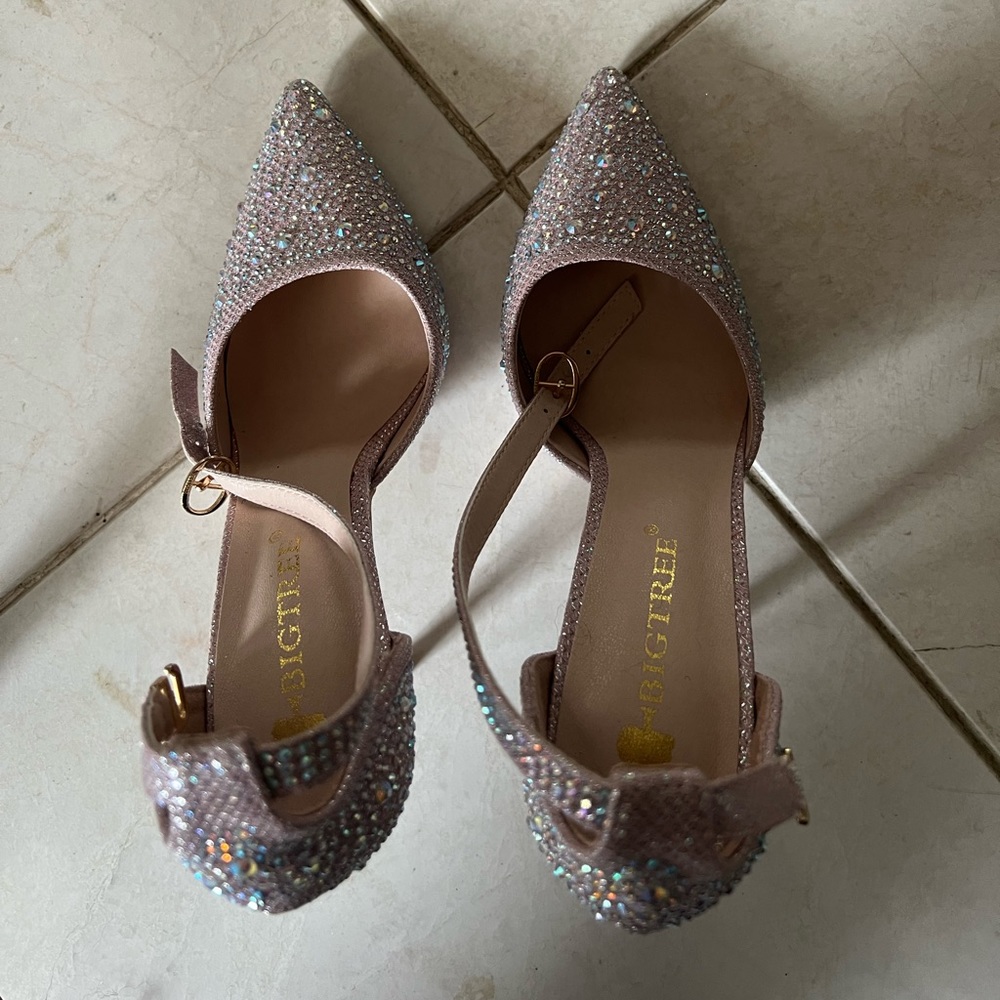Women pink shoes new. Size small.